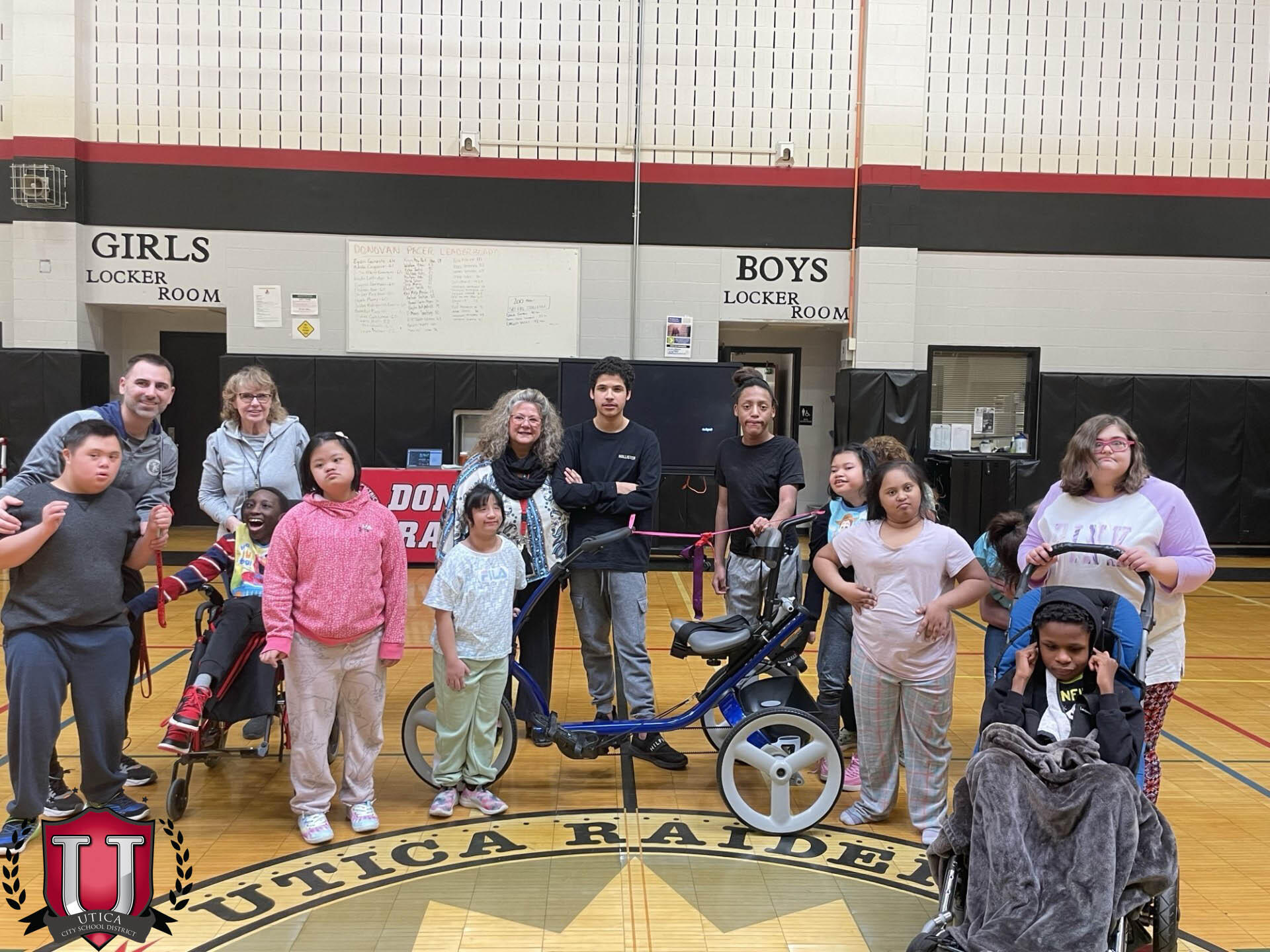 Foto que indica que la Escuela Secundaria Donovan recibió un nuevo y reluciente triciclo Rifton de Educación Física Adaptada.
